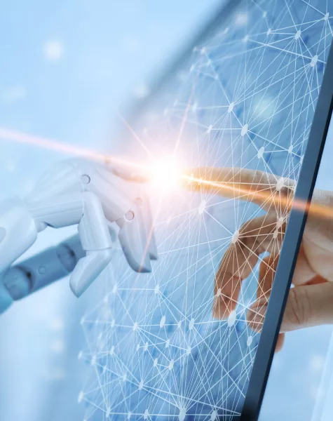 Equipo de Leocaltec trabajando en la integración de inteligencia artificial